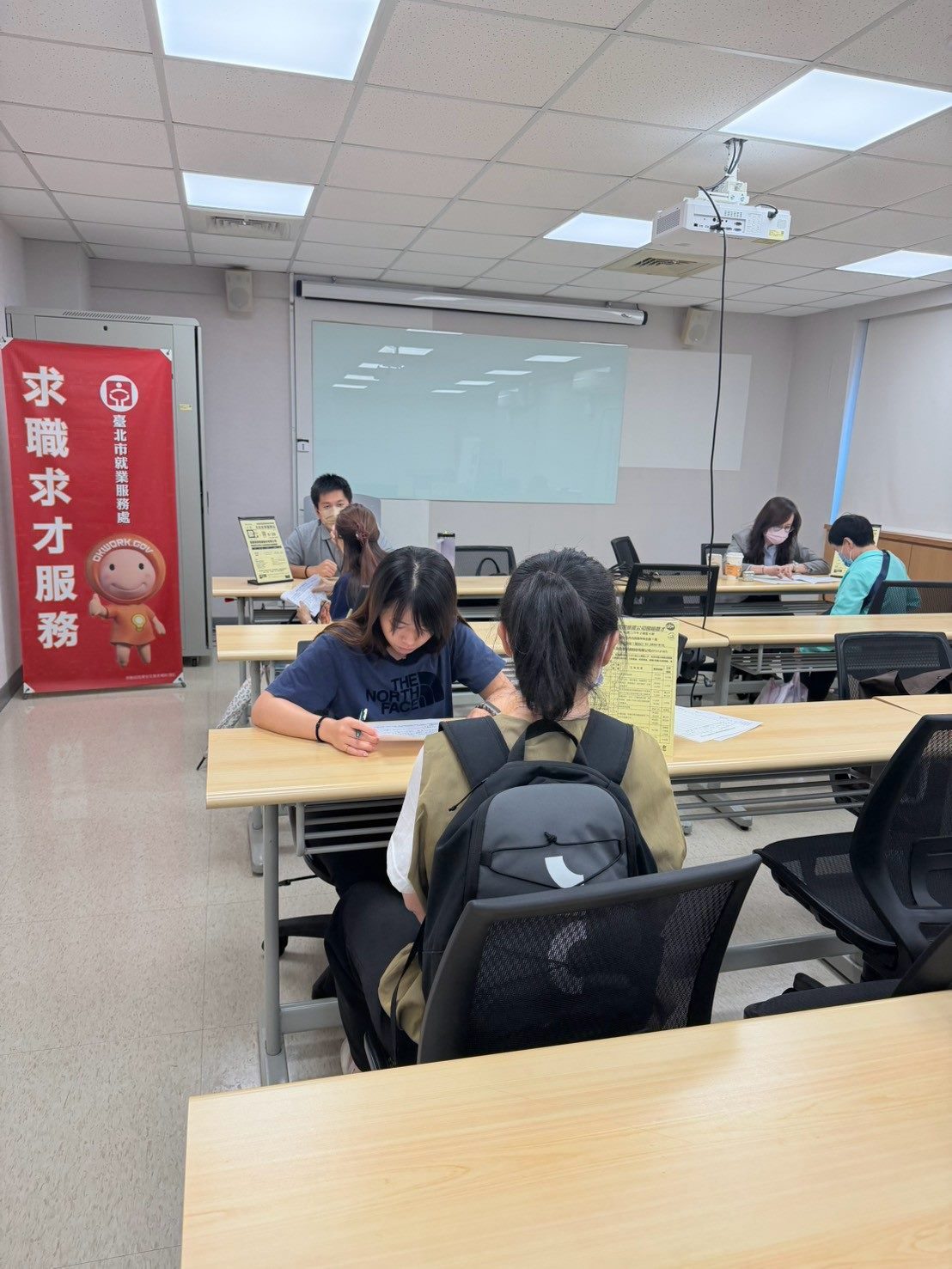 471個職缺等你來挑!北市17企業聯手搶才YouBike大夜班近5萬、資料分析員月薪5萬