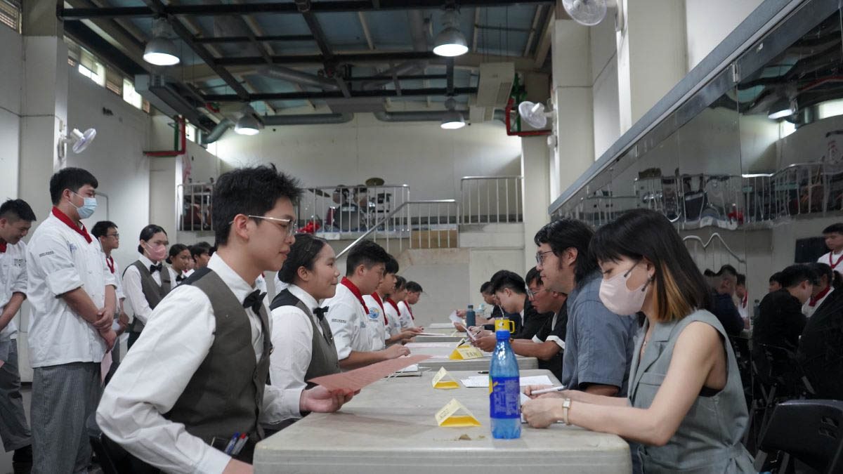 私立開平餐飲-從自主選擇到職場實踐 開平餐飲邀業界校友與家長助力模擬面試