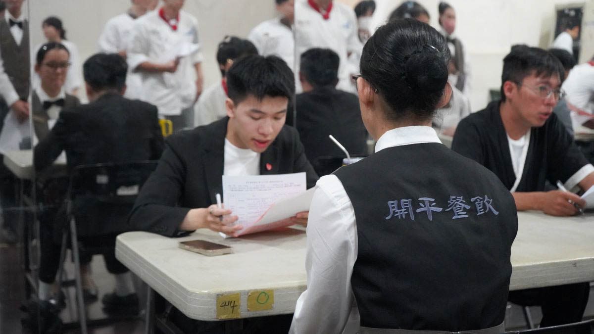 私立開平餐飲-從自主選擇到職場實踐 開平餐飲邀業界校友與家長助力模擬面試