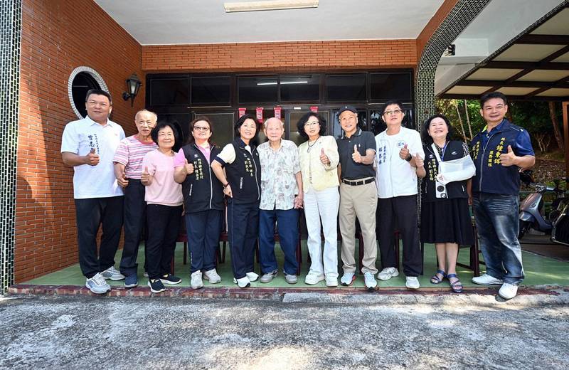 副縣長邱俐俐慰訪獅潭、泰安、大湖百歲人瑞並打勾勾相約明年再見