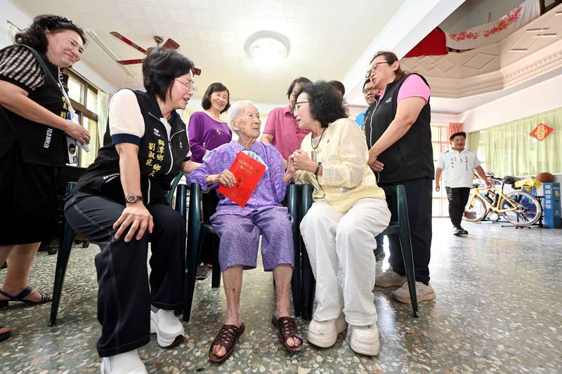 副縣長邱俐俐慰訪獅潭、泰安、大湖百歲人瑞並打勾勾相約明年再見