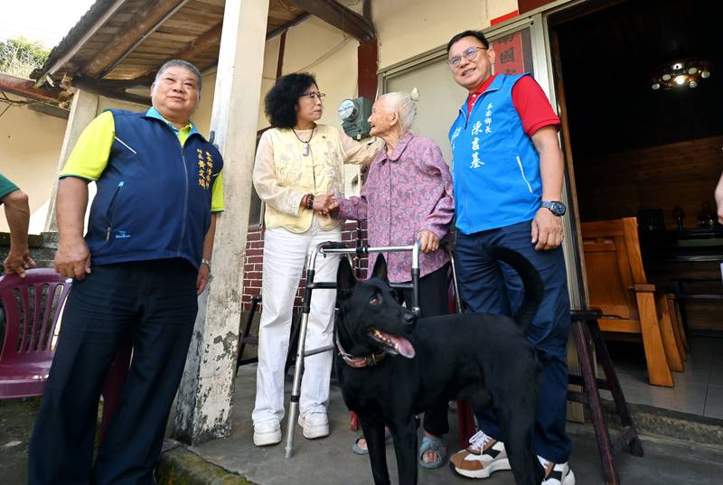副縣長邱俐俐慰訪獅潭、泰安、大湖百歲人瑞並打勾勾相約明年再見