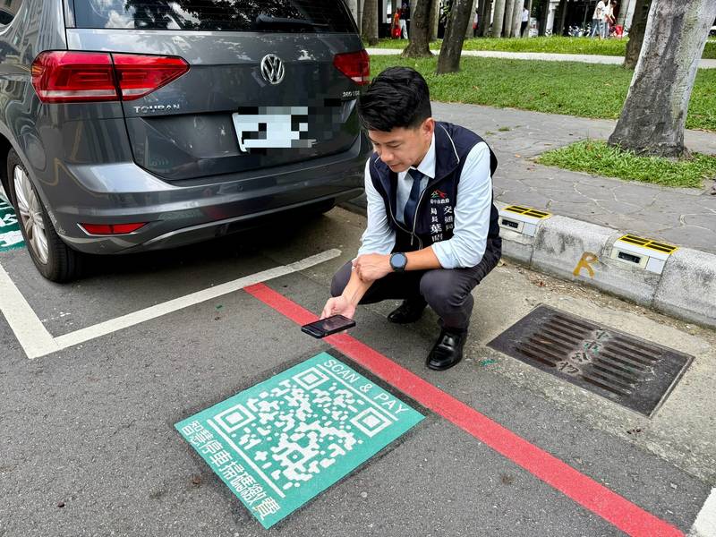 台中出現巨無霸QR Code!交通局:智慧停車就地掃碼、繳費更方便