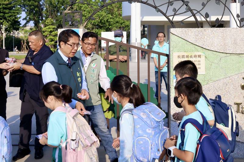 斥資逾1.8億元重建啟用 黃偉哲迎師生重返安業國小新校舍