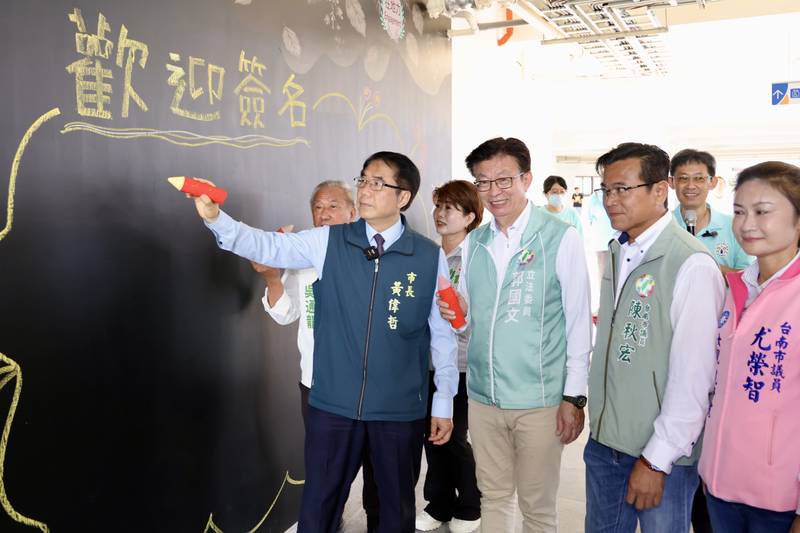 斥資逾1.8億元重建啟用 黃偉哲迎師生重返安業國小新校舍