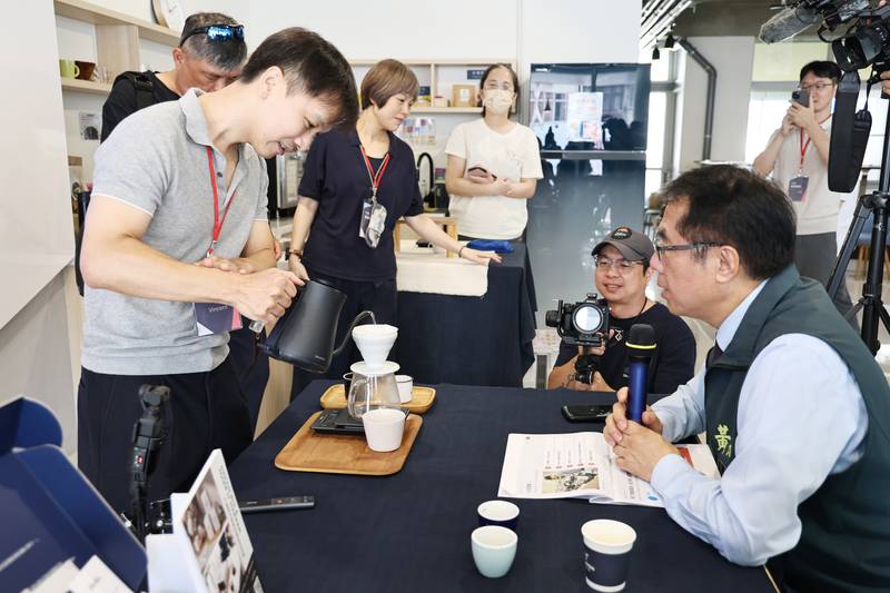 青創貸款助攻在地品牌 黃偉哲訪哈本咖啡看見台南青年創業力