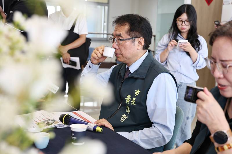 青創貸款助攻在地品牌 黃偉哲訪哈本咖啡看見台南青年創業力