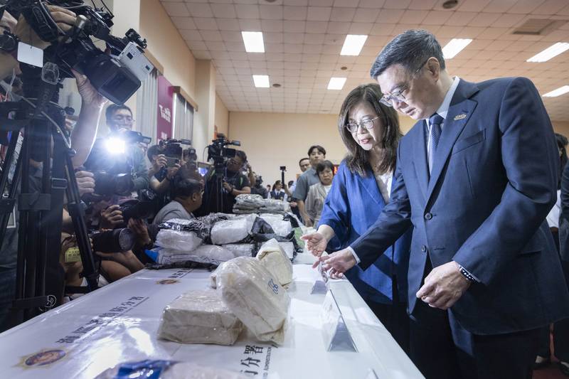 肯定海巡緝獲大宗毒品 卓揆:持續強化海巡人力與裝備 賦予更強大執法能力