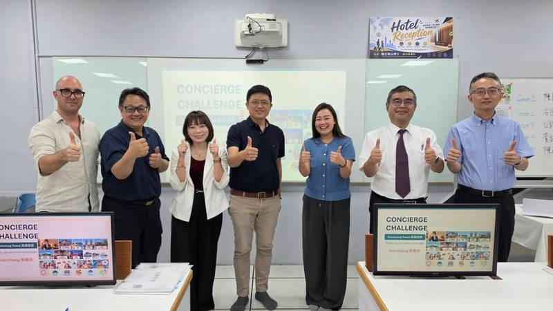 教育部主秘訪視鳳山商工 推動技高職場英語融入專業學習