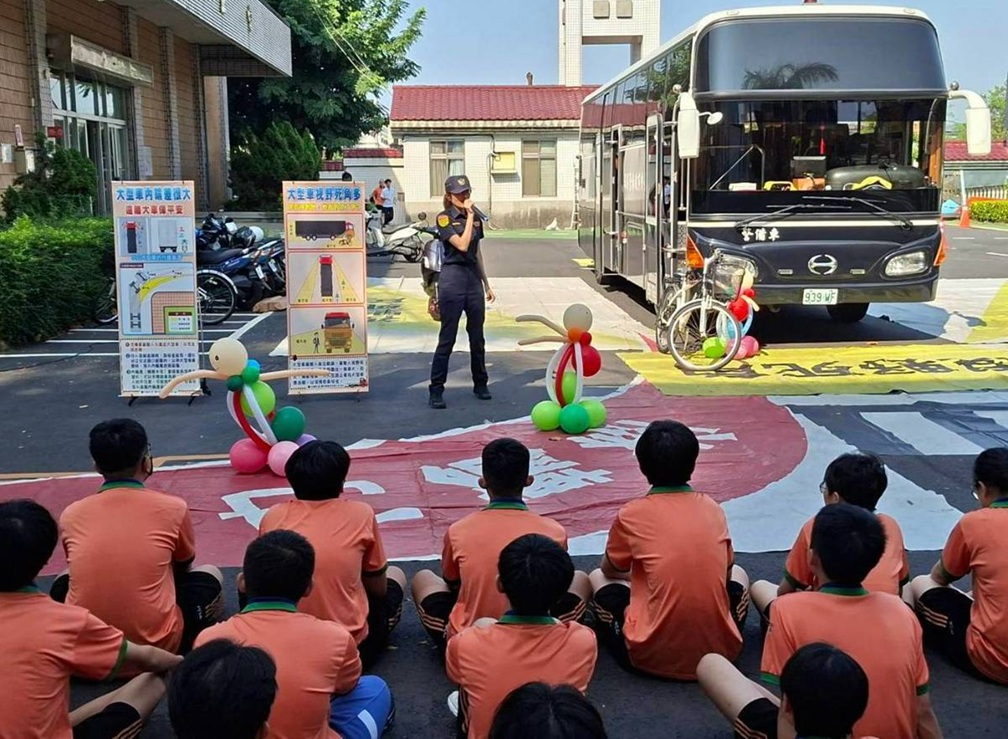 ▲圖說:警方於活動現場進行大型車內輪差及視覺死角交通安全宣導,讓學生親身體驗大型車轉彎的「內輪差」風險 (圖/台中市政府 提供)