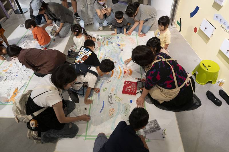 國美館兒藝基地《文字跑進作品裡了!》開展 跨國新作與館藏對話,帶大小朋友探索作品中文字的秘密