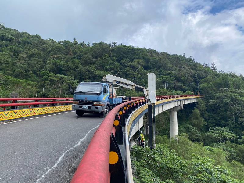 藤枝聯外道路進行橋梁檢測作業,車輛進行管制