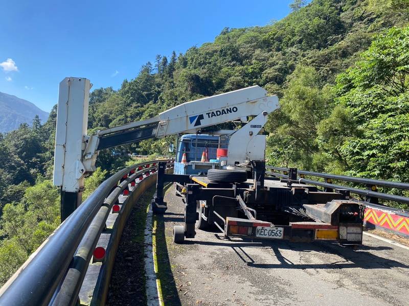 藤枝聯外道路進行橋梁檢測作業,車輛進行管制