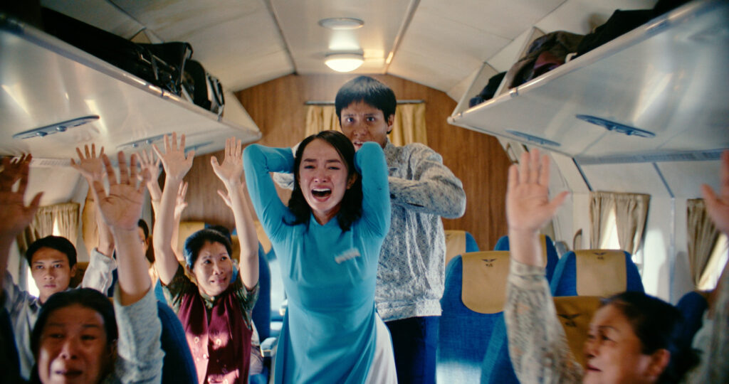 《驚天劫機》本周四震撼上映 觀眾口碑盛讚!神反轉無尿點狂飆96%壓倒性高分 4 %E5%87%B1%E8%92%82%E9%98%AE%EF%BC%88%E5%89%8D%EF%BC%89%E5%9C%A8%E7%89%87%E4%B8%AD%E9%81%AD%E4%BF%9D%E5%AE%9A%E9%A3%BE%E6%BC%94%E7%9A%84%E5%8A%AB%E6%A9%9F%E7%8A%AF%E6%8C%BE%E6%8C%81%EF%BC%8C%E5%A0%B4%E9%9D%A2%E9%A9%9A%E5%BF%83%E5%8B%95%E9%AD%84