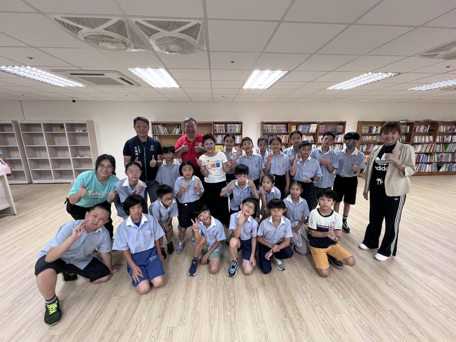 忠義實小師生人力接龍　南機場借還書工作站遷入社福園區