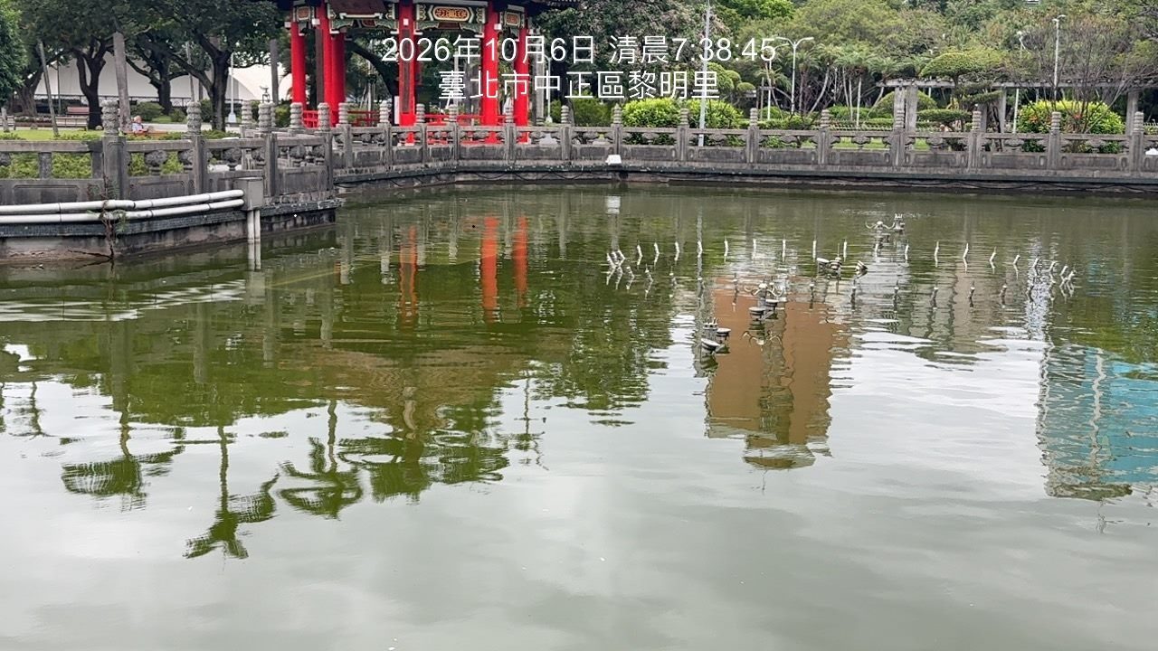 228公園水池每日清潔池面垃圾 公園處駁斥:昨日立即複查 並無網路照片之漂浮垃圾