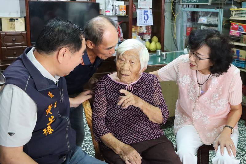 副縣長邱俐俐慰訪銅鑼鄉3位百歲人瑞 傳遞溫暖關懷