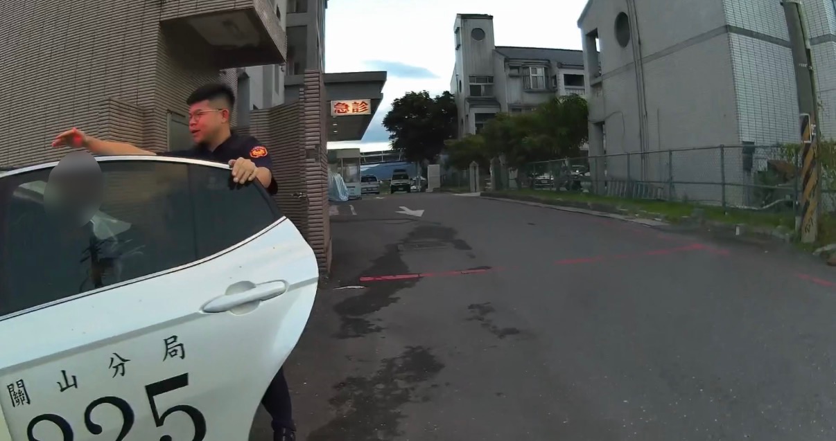 員警協助民眾坐上警車準備送返住處