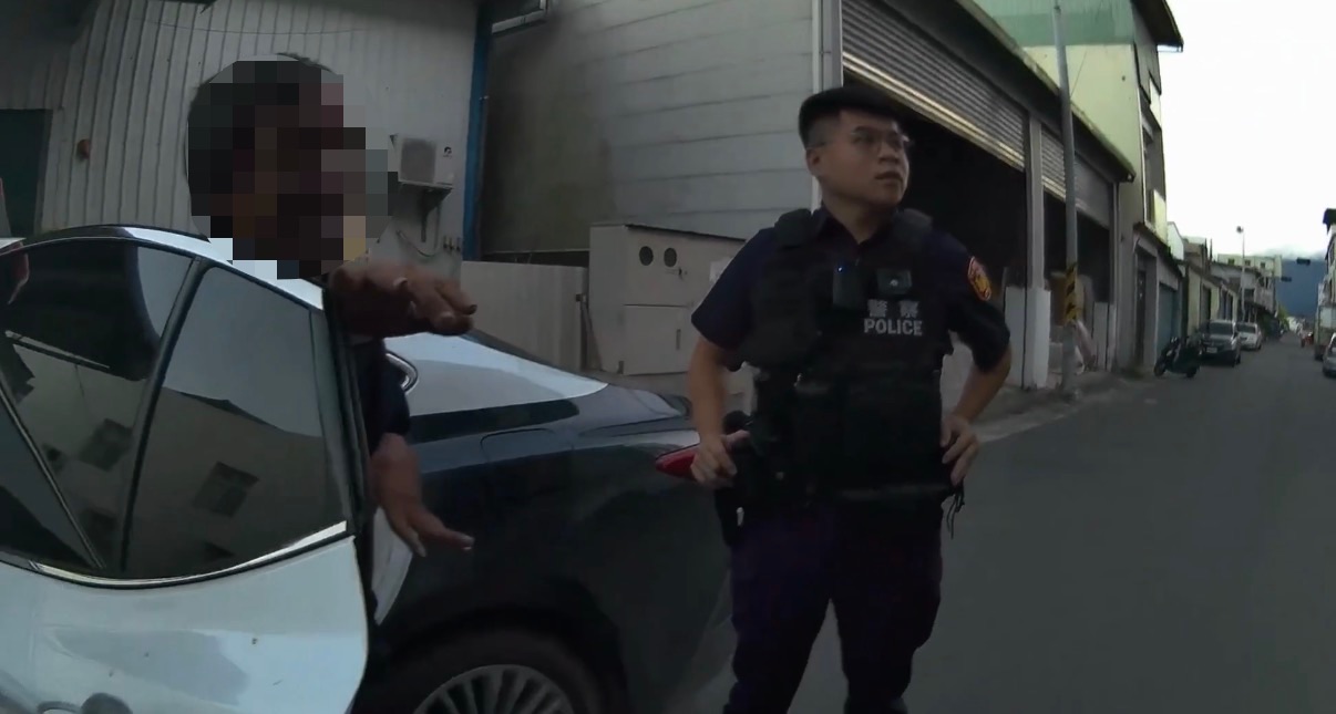 員警關心民眾返家方式