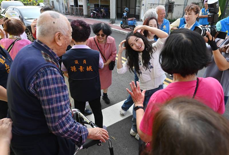 縣長夫人陳美琦慰訪公館人瑞 俏皮比愛心喊「愛你喲」讓人瑞笑開懷