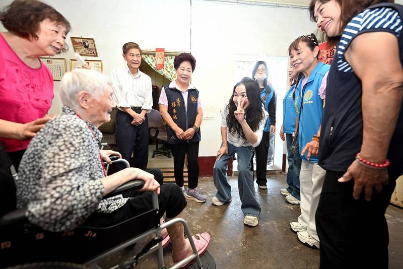縣長夫人陳美琦慰訪公館人瑞 俏皮比愛心喊「愛你喲」讓人瑞笑開懷