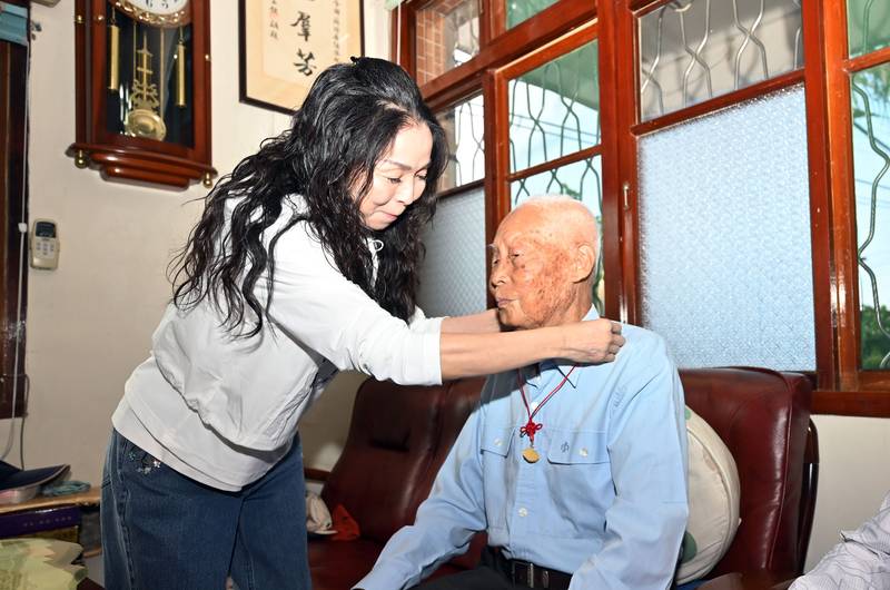 縣長夫人陳美琦慰訪公館人瑞 俏皮比愛心喊「愛你喲」讓人瑞笑開懷