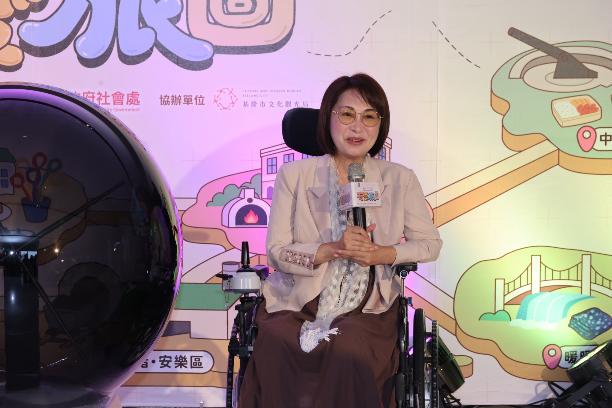 社會處長楊玉欣說明有愛旅圖路線