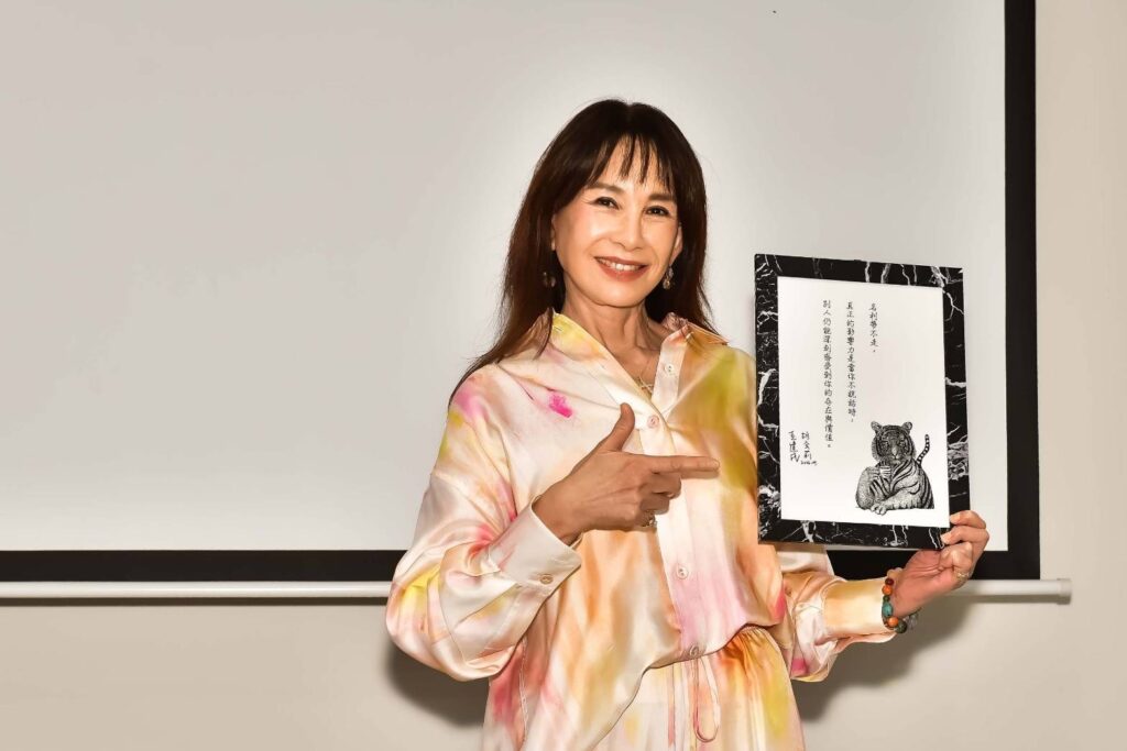 周丹薇、陳匡怡、舒夢蘭支持藝術公益 義賣作品助紅心字會弱勢兒童 51 S 213279228 0