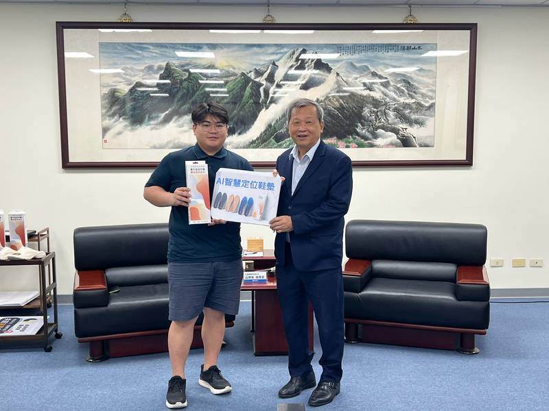 三溫飽餐飲有限公司捐贈 AI 智慧定位鞋墊 協力提升本縣長者安全防護
