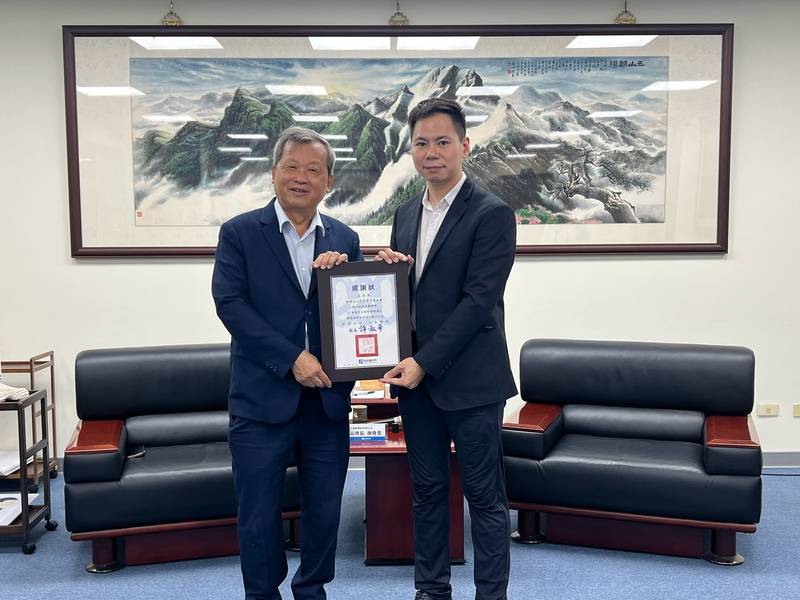 三溫飽餐飲有限公司捐贈 AI 智慧定位鞋墊 協力提升本縣長者安全防護