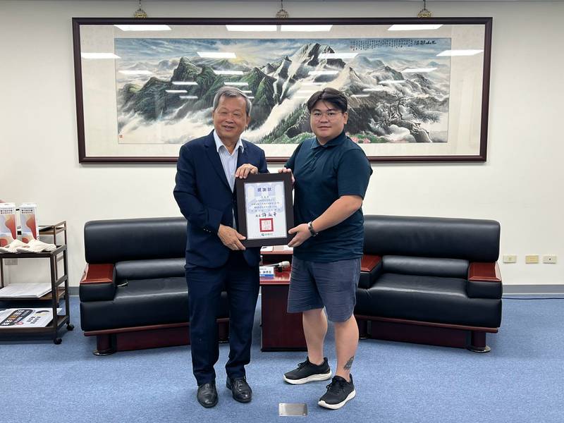 三溫飽餐飲有限公司捐贈 AI 智慧定位鞋墊 協力提升本縣長者安全防護