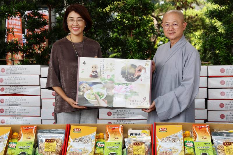 靈巖山寺攜手淨心慈善基金會重陽南投送暖　 許縣長感謝協力縣府關懷獨居長輩