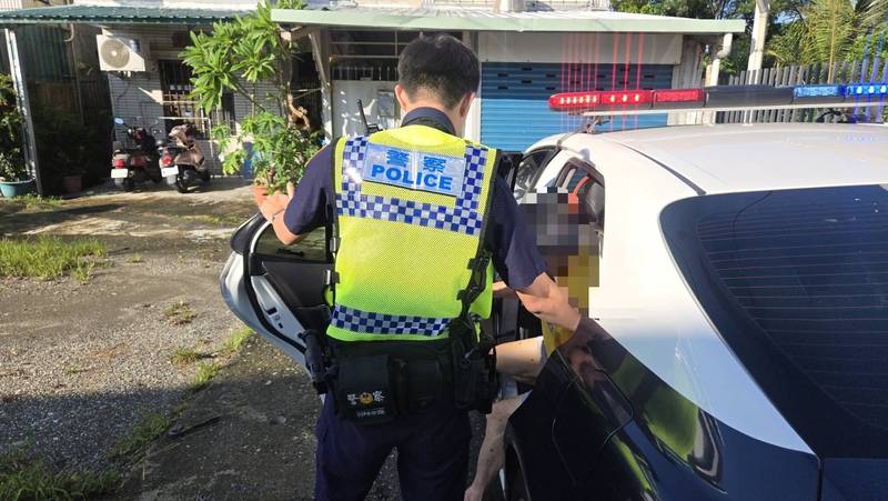 9旬翁頭暈倒臥路旁 中興警聯繫119確認狀況護送返家