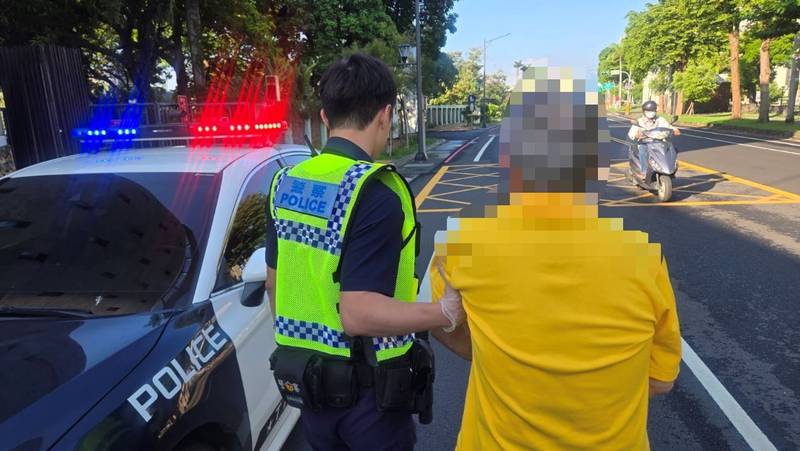 9旬翁頭暈倒臥路旁 中興警聯繫119確認狀況護送返家