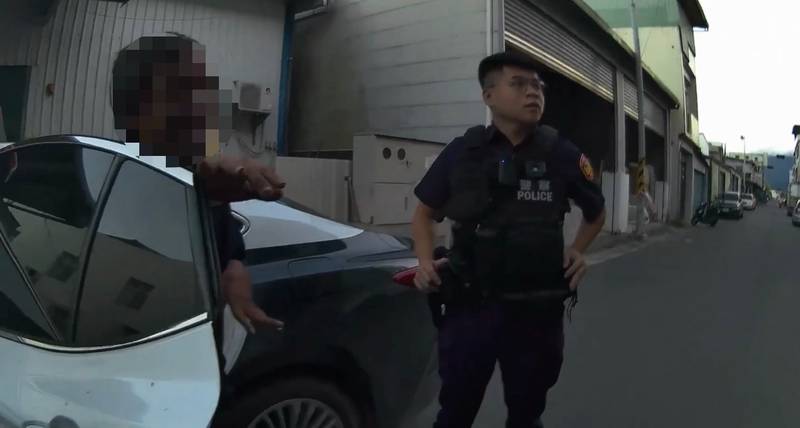 就醫後車資不足躺臥牆邊 關山暖警主動關懷助返家