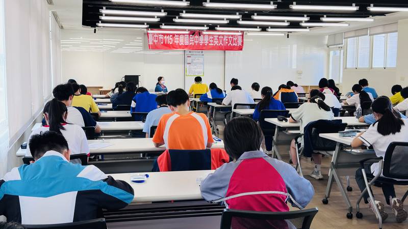 看圖寫故事、創意連世界 中市115年度國中英文作文比賽精彩登場