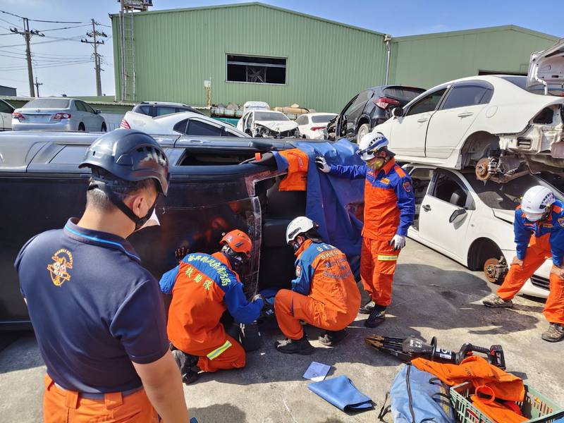 苗栗消防局第四大隊辦理車禍救助訓練　感謝萬億車行提供場地