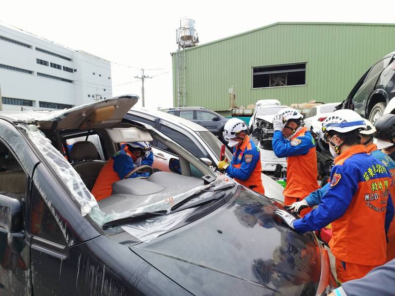 苗栗消防局第四大隊辦理車禍救助訓練　感謝萬億車行提供場地