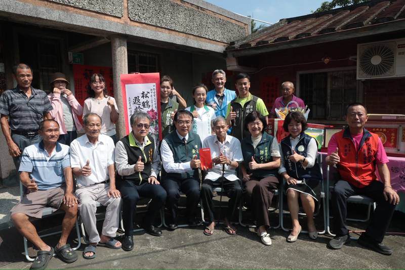 黃偉哲重陽前夕訪百歲人瑞鄭登賀 台南今年407位百歲人瑞