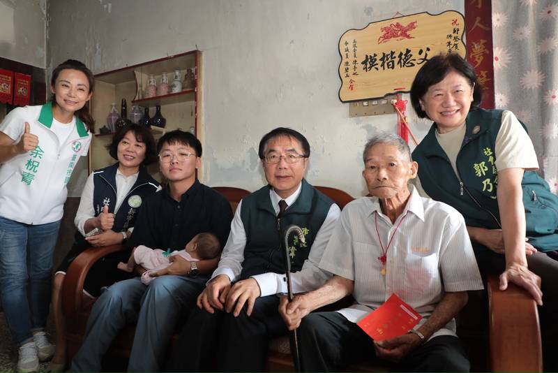黃偉哲重陽前夕訪百歲人瑞鄭登賀 台南今年407位百歲人瑞