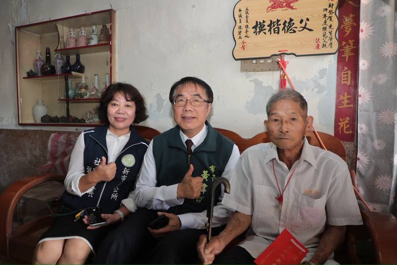 黃偉哲重陽前夕訪百歲人瑞鄭登賀 台南今年407位百歲人瑞