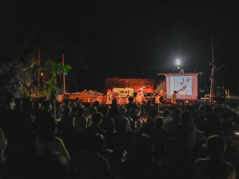 磚窯廠變身舞台！攜手萬安村民與學童 駐村藝術家小鄺《一桌子的平衡》成果發表熱鬧登場