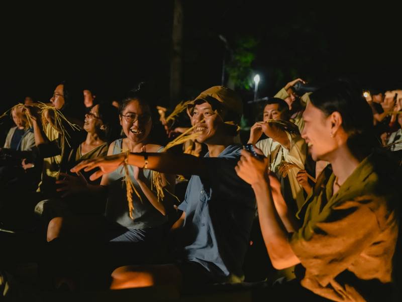 磚窯廠變身舞台！攜手萬安村民與學童 駐村藝術家小鄺《一桌子的平衡》成果發表熱鬧登場