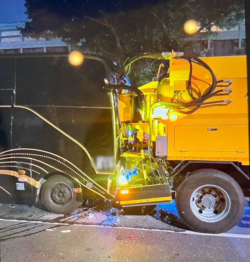 兩車碰撞處車體嚴重受損
