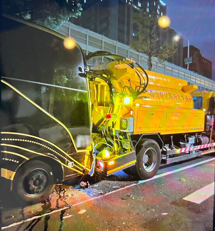 事故現場兩車停於建國北路