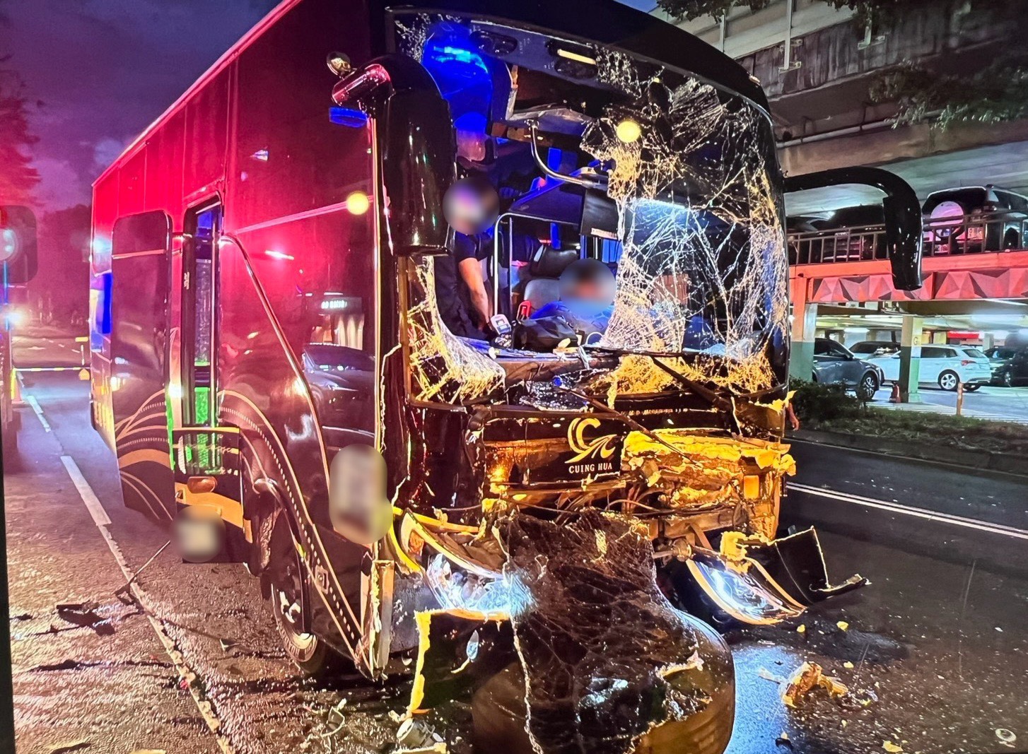 大客車車頭嚴重毀損