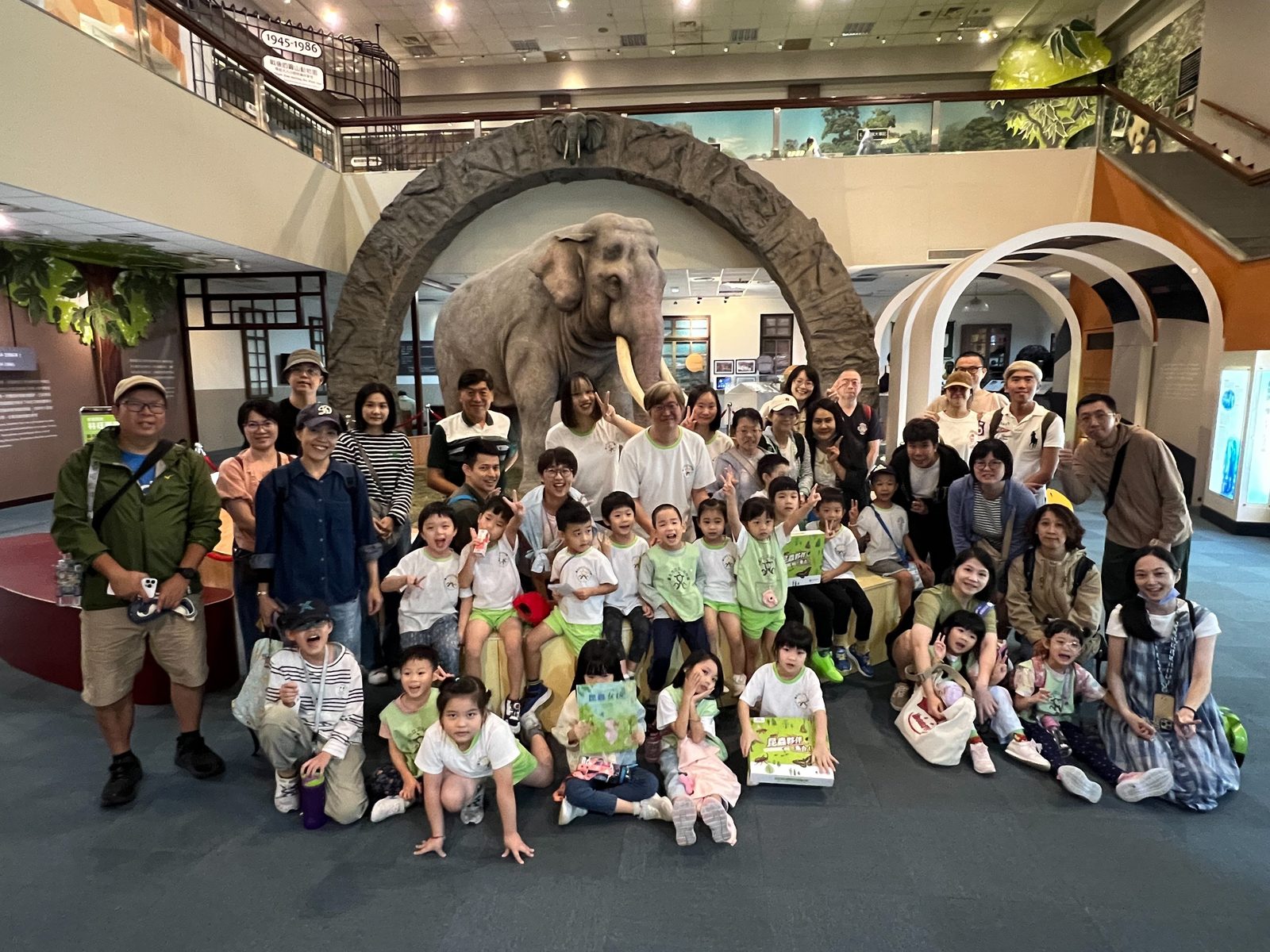 文山幼兒園-探索昆蟲,不分性別!文山幼兒園響應臺灣女孩日!日常晨會札根性平,攜手動物園玩桌遊!