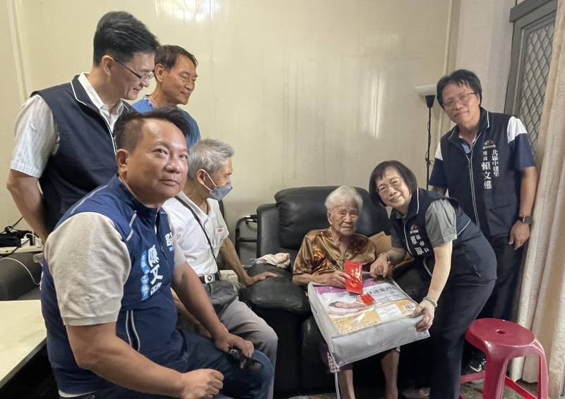 重陽佳節將至　賴副市長探訪107歲陳賴尾奶奶送祝福