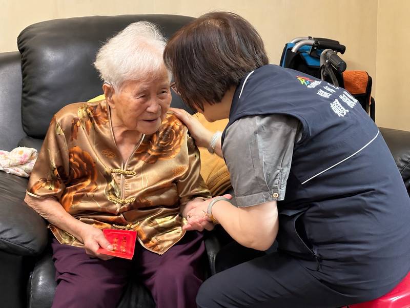 重陽佳節將至　賴副市長探訪107歲陳賴尾奶奶送祝福