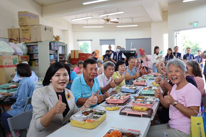 長青食堂串起社區照顧 張麗善縣長走入水林關懷長輩 打造在地安老幸福家園